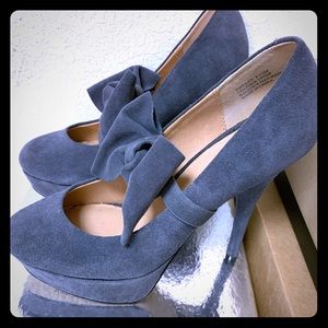 Grey bow pumps.